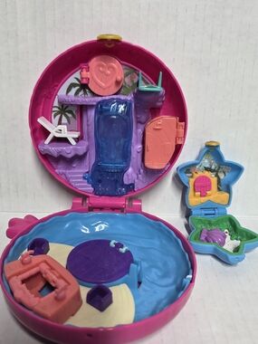 Mattel 2017 Polly Pocket Pink Play Set And Star Polly Pocket Locket No Dolls